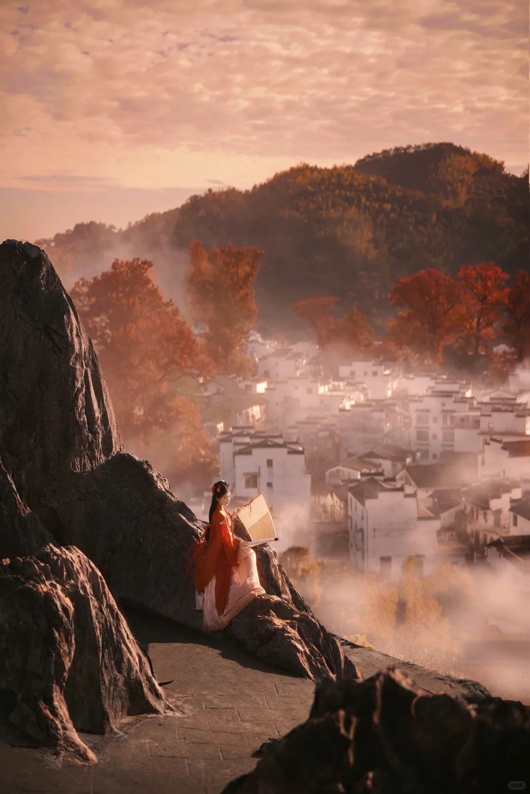 红衣入画！晨雾和徽派建筑就是秋日绝配组合_4_刘顺儿妞_江西婺源-来自52tours 我爱旅游网